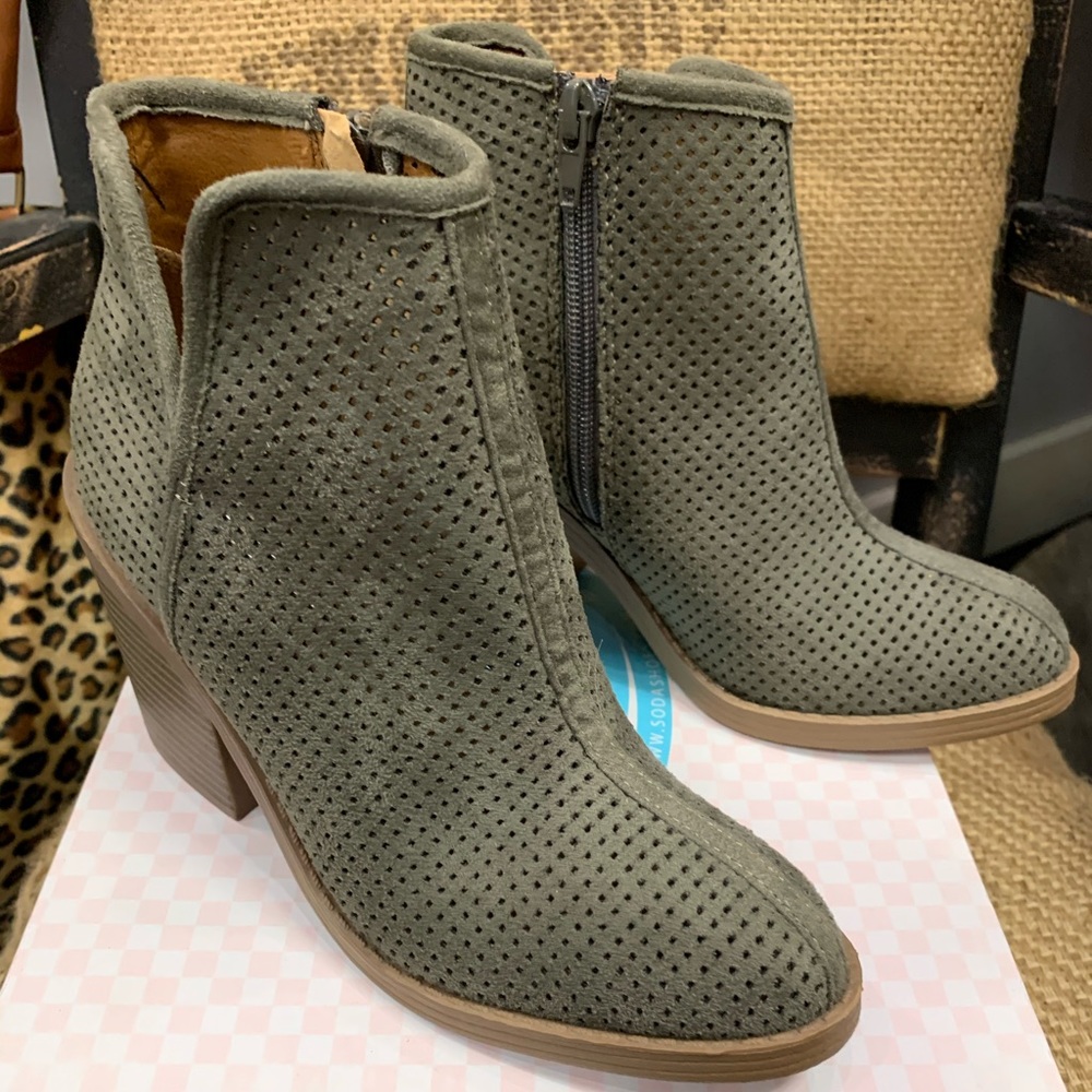 BRAND NEW, Taupe booties